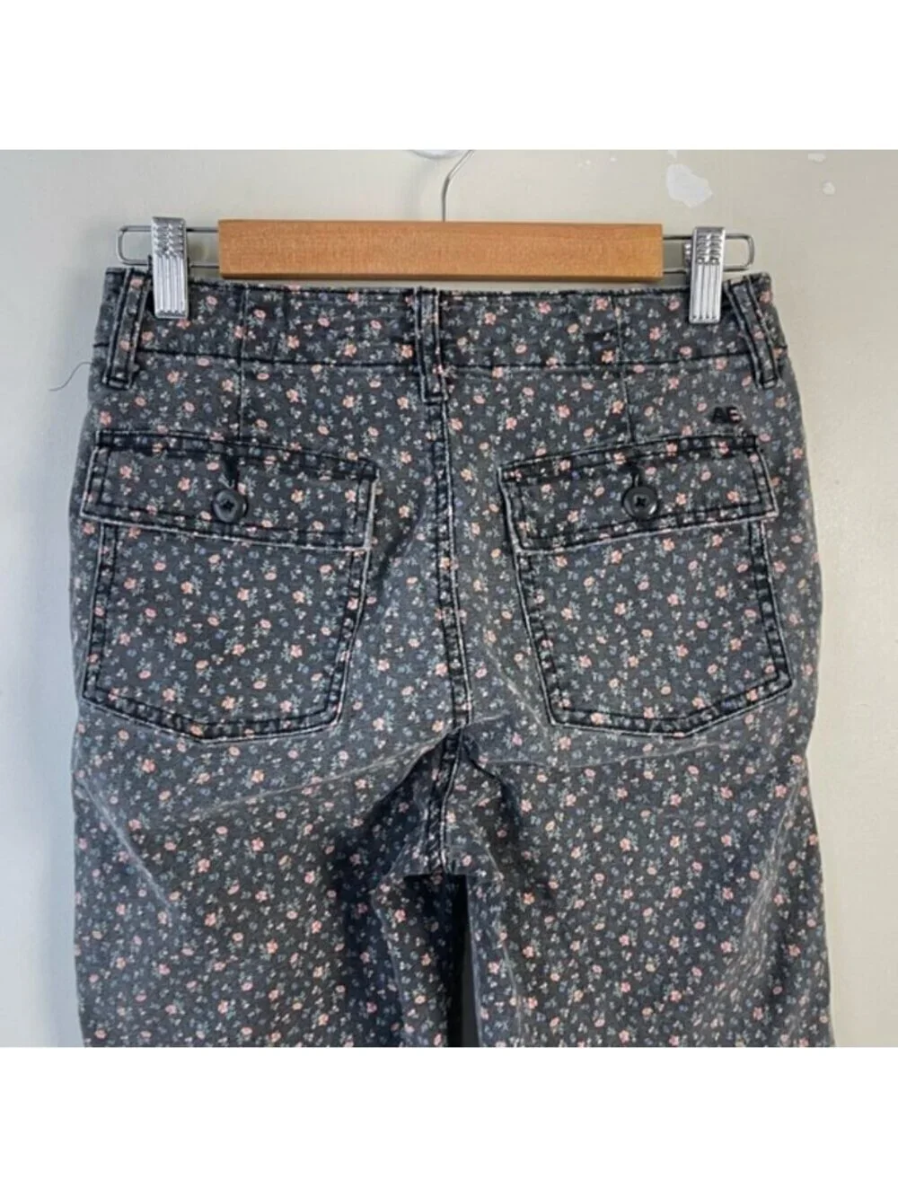 American Eagle high rise floral cargo grey pink pants size 0 Cottagecore Boho